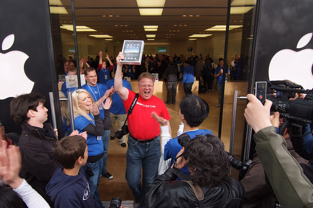 robert-scoble purchases the first ipad.